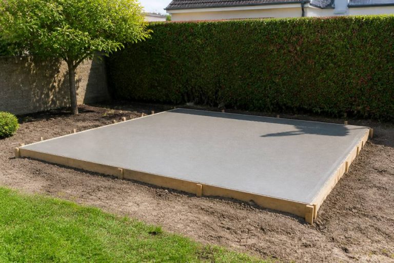 Comment faire une dalle béton pour un abri de jardin : étapes, épaisseur et conseils