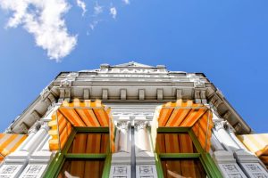 Store banne à angers : les avantages d’une installation sur mesure pour votre habitation